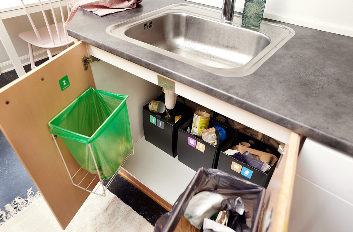 Poser og spande til affaldssortering under køkkenvask
